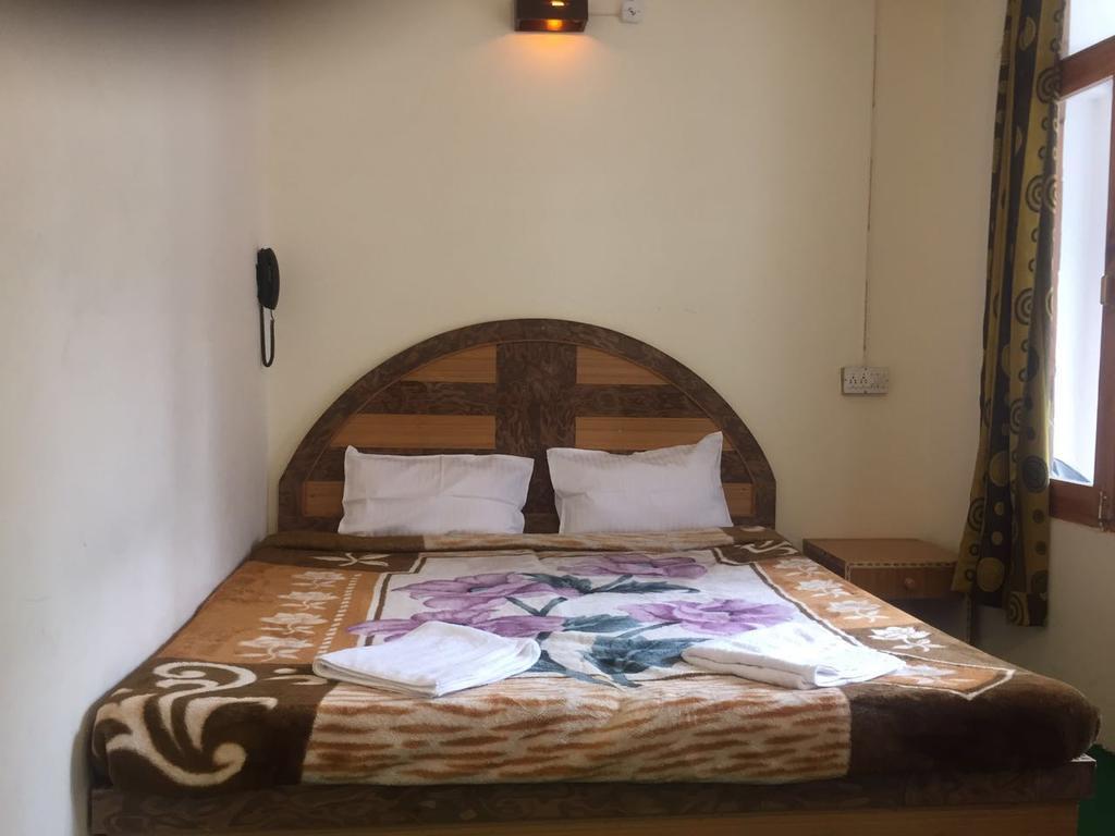 Om-Shanti Villa Manāli エクステリア 写真