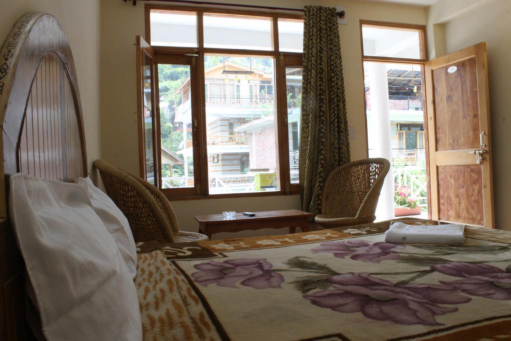 Om-Shanti Villa Manāli エクステリア 写真